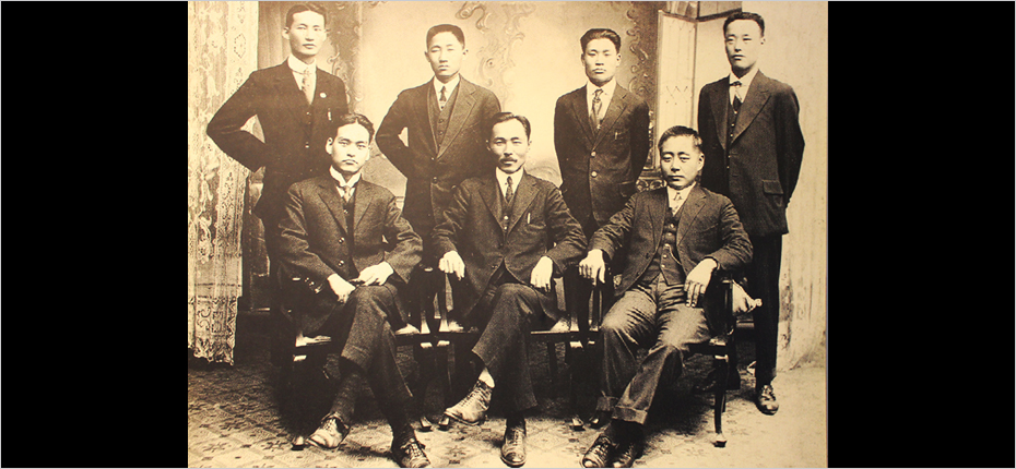대한민국임시정부 국무원일동(1919.10. 2열 좌측이 김철선생, 앞줄 중앙은 안창호)