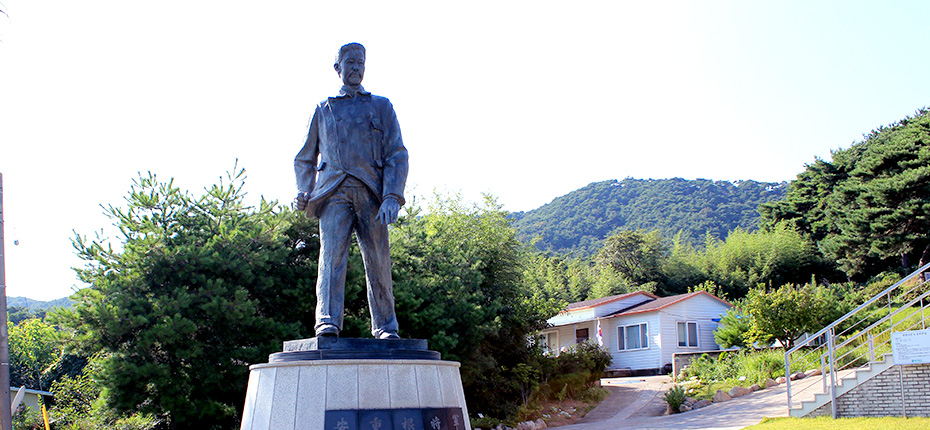 상해임시정부청사 앞 기념동상