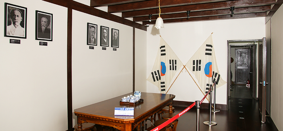 임시정부회의실_일제 치하의 상해 임시 정부 회의실과 빛바랜 태극기