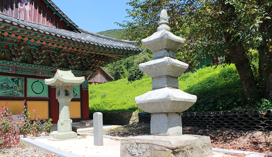 Stone Lantern of Yongcheonsa Temple in Hampyeong