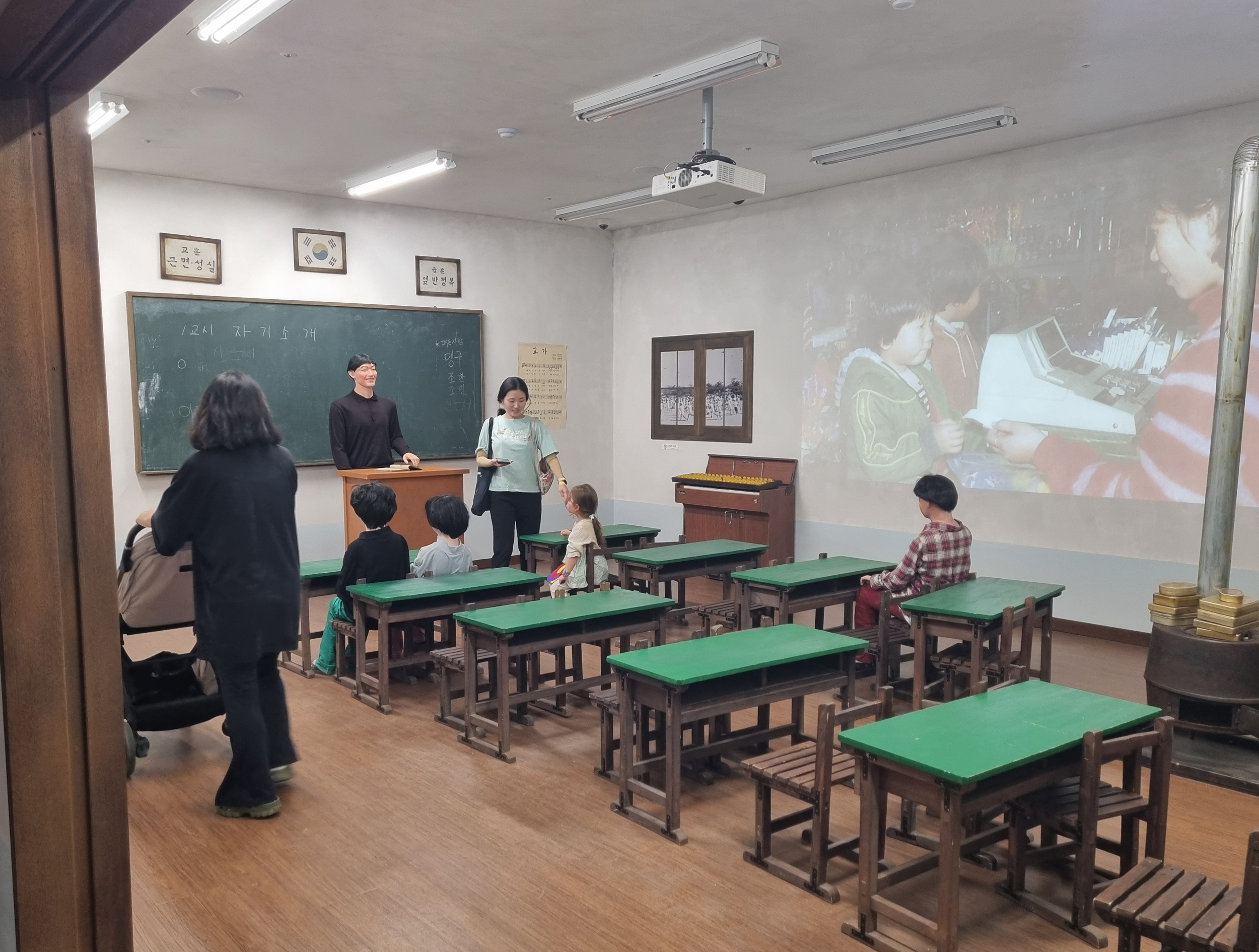 제28회 함평나비대축제 ‘추억공작소’, 60~70년대 감성 재현…관람객 공감 이끈다
