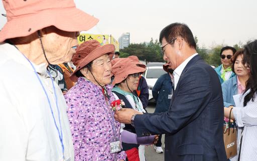 은빛건강대학 어르신들과 ‘봄나들이’ 성료