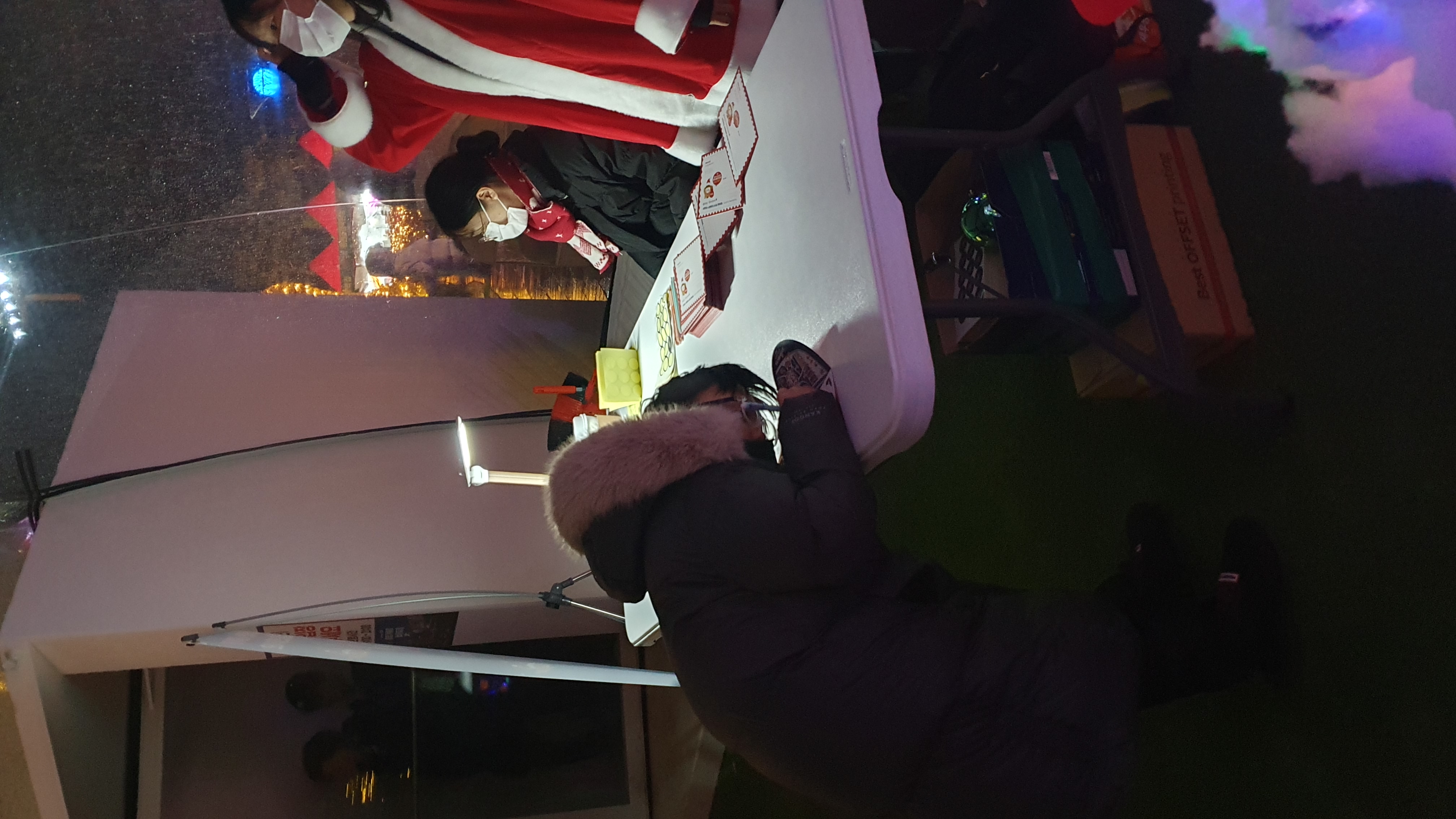 사랑스러운 우리 아들이 부모님께 보내는 크리스마스카드 무슨말을 썼을지 너무 궁금 합니다.