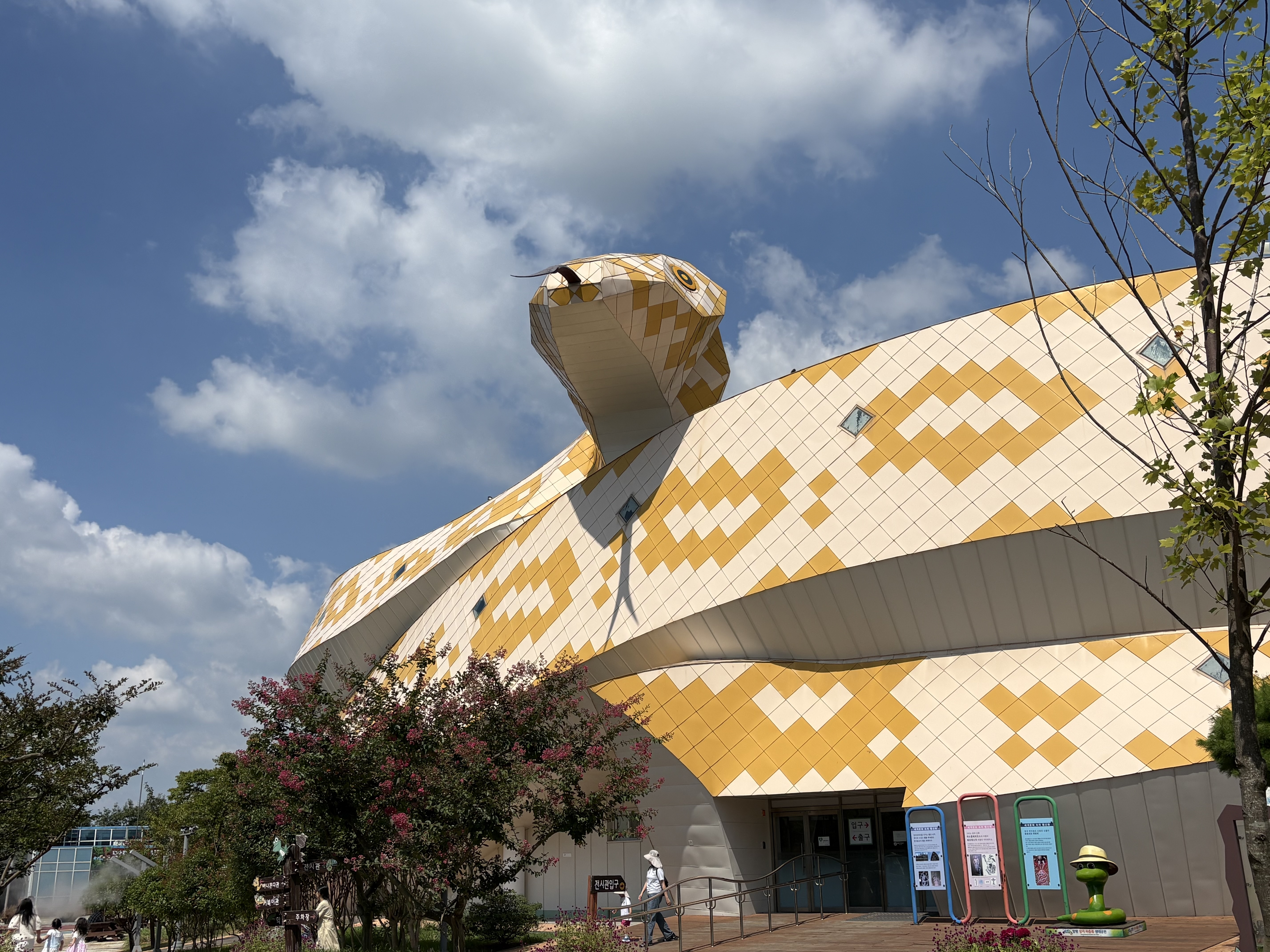 함평나비축제 다음으로 유명한 함평양서파충류생태공원이에요! 건물도 쾌적하게 동물들도 잘 관리가 되고 있고, 유기한 동물도 세심히 관리하고있으니 믿음직스러운 곳이에요! 도마뱀 친구들도 활발히 움직이니 아이들도 좋아할 거에요 🦖