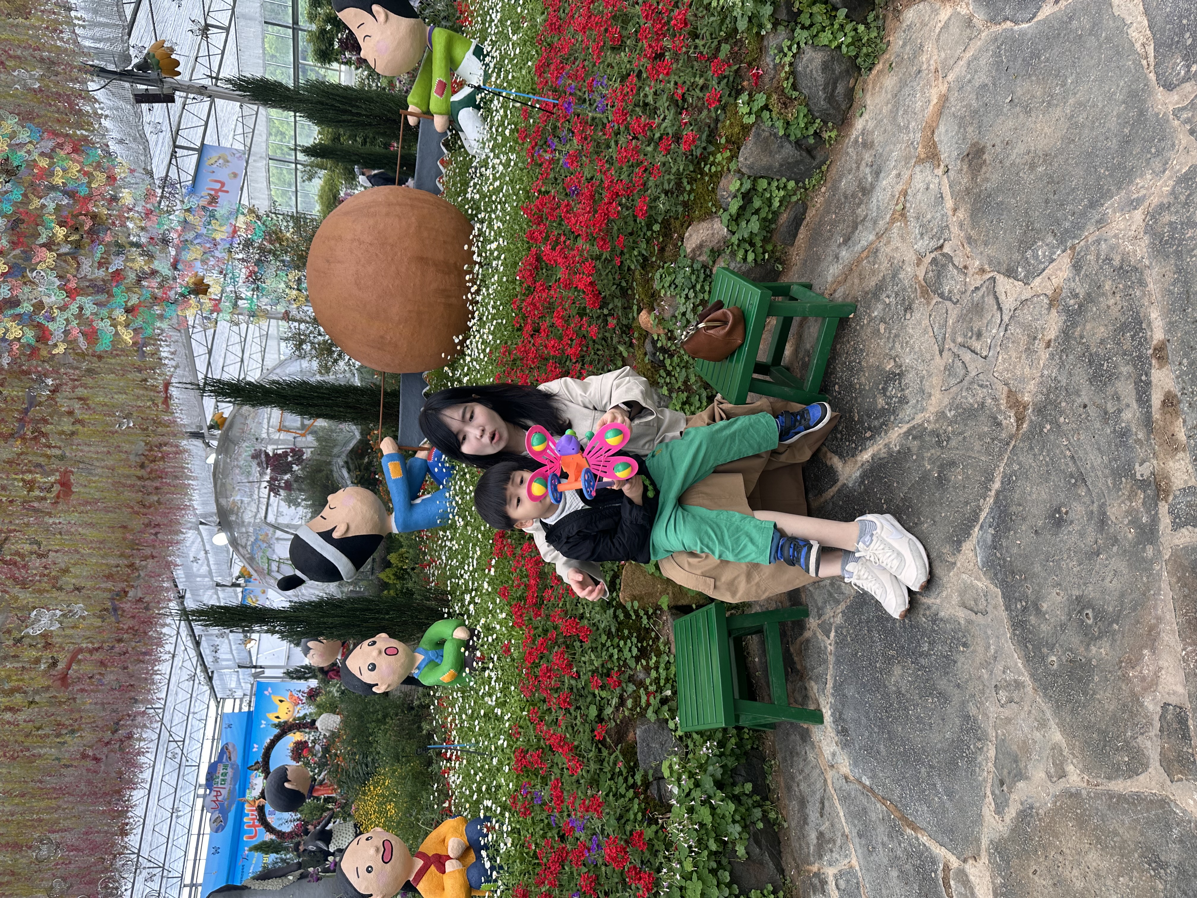 나비축제의 하이라이트! 나비를 직접 만나볼수 있는 나비온실에서 아이와 한컷^^(직전에 산 나비 장난감에 나비가 앉아서 둘다 놀란듯!)