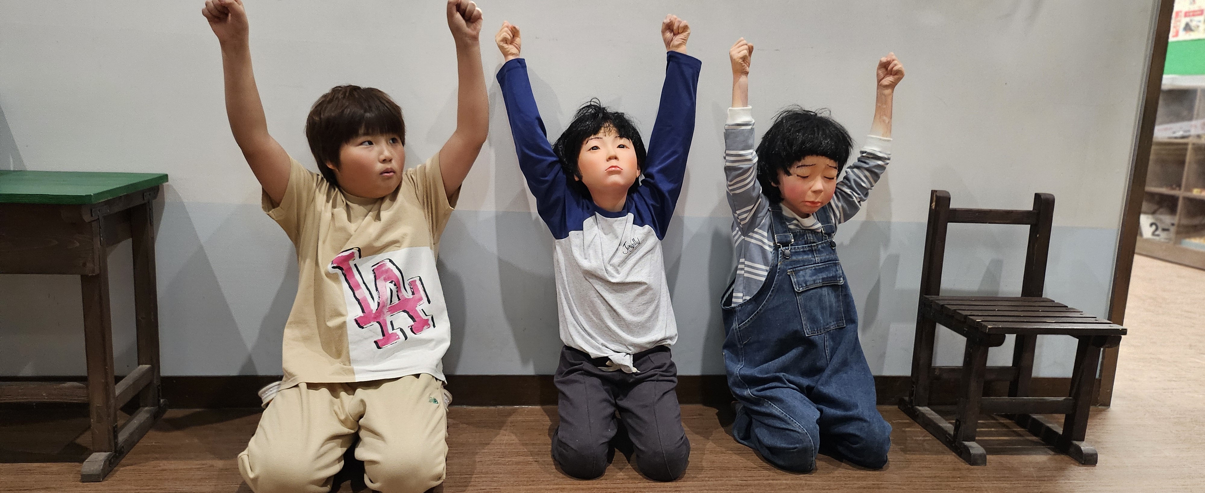 옆에 벌서는 포즈 따라하기도 빠지면 섭하죵🥺🥺너무 귀엽지 않나요😍😍지나가시는 어른분들께서 어찌나 귀엽다고 웃으시던지 이런 즐거움 선사는 주는 사람도 행복해지더라는🤭🤭🤭🤭