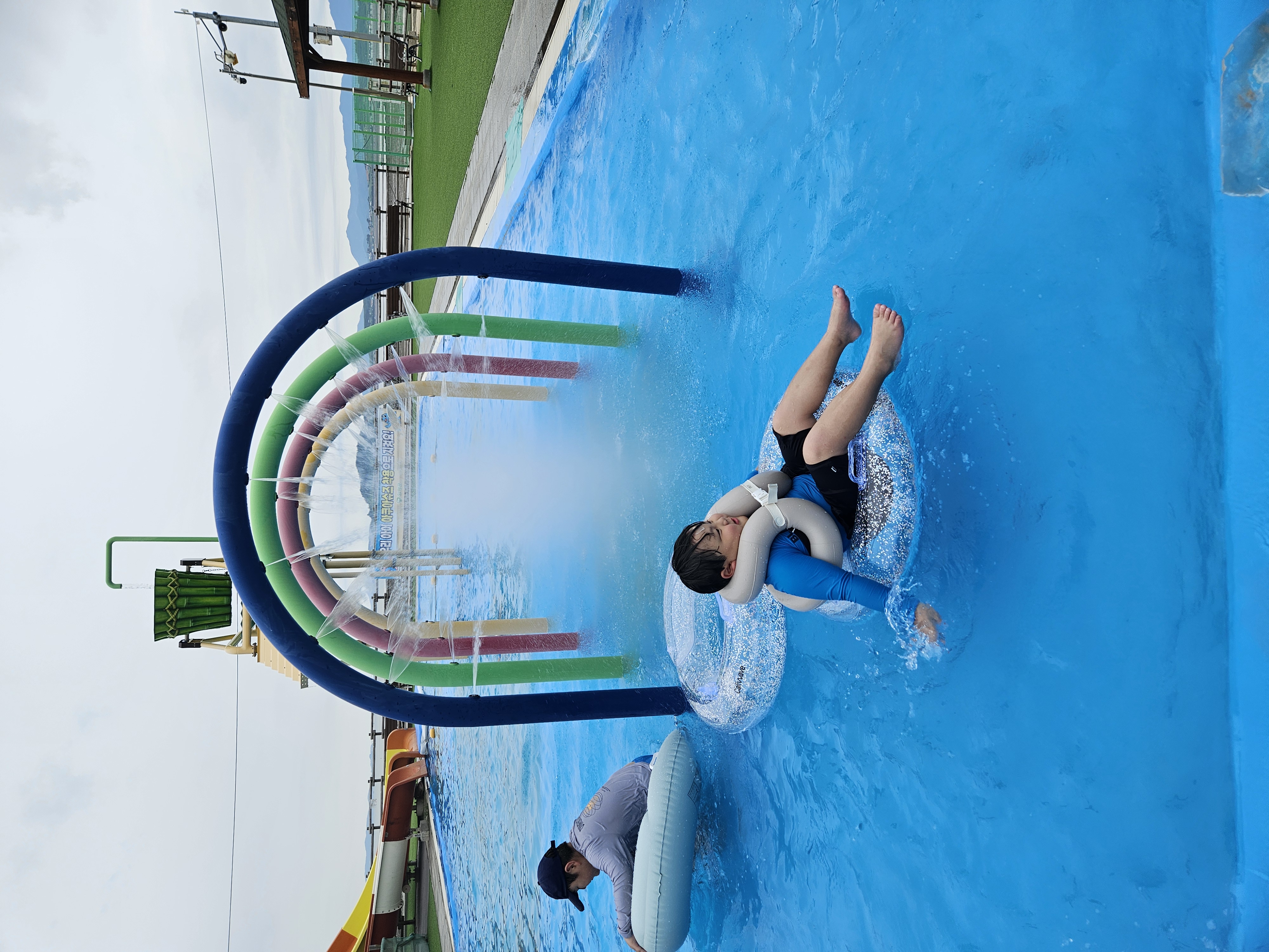 여름 물놀이에 비 쯤이야~