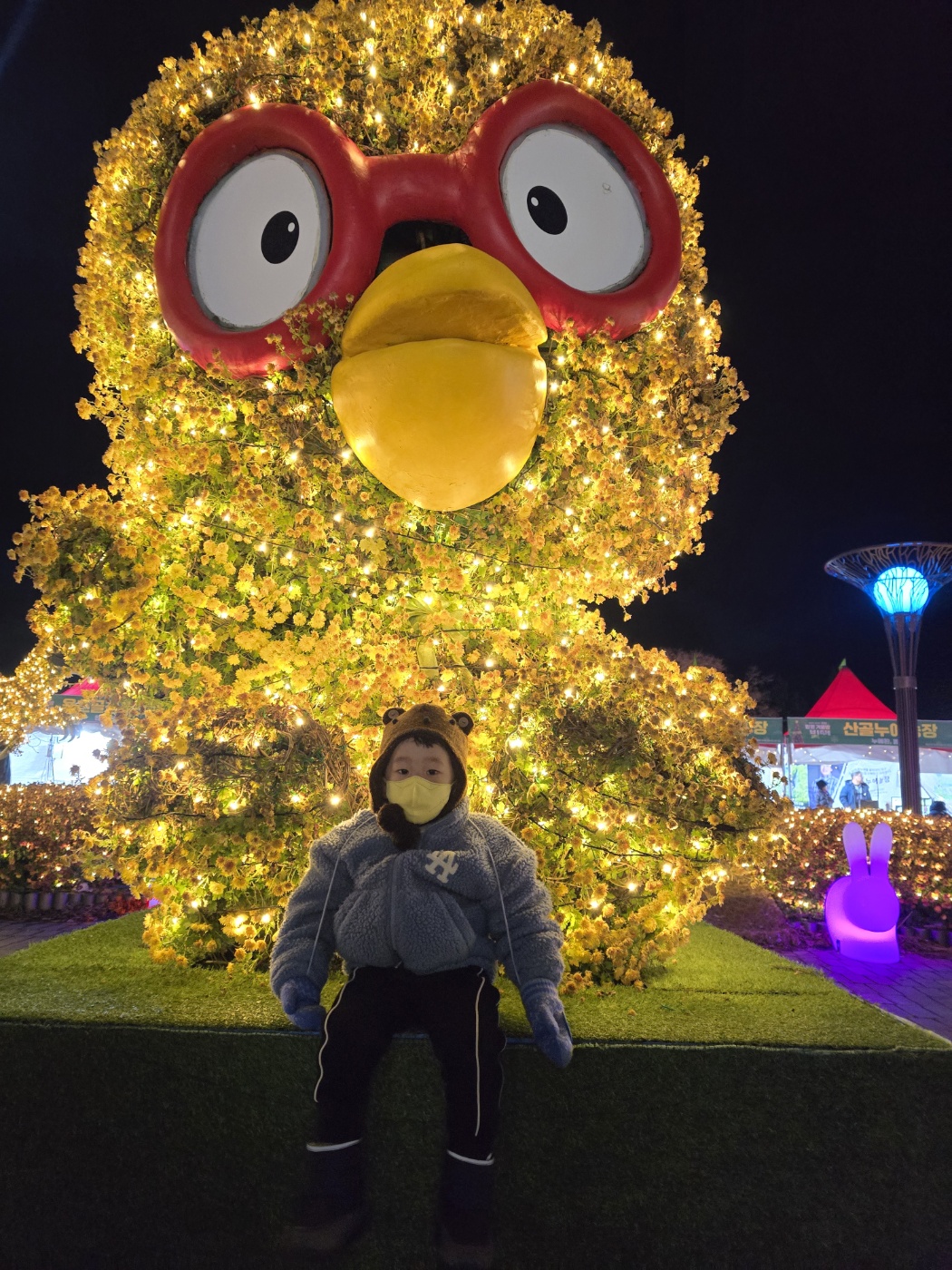 요즘 성탄 분위기 느끼기 힘든데 여기서 제대로 느꼈네요~먹거리도 있고 체험거리도 있고 관람도 가능하고 그럼에도 입장료 무료라 강추하는 구경거리네요  꼭 놀러들 오세요 ^^~