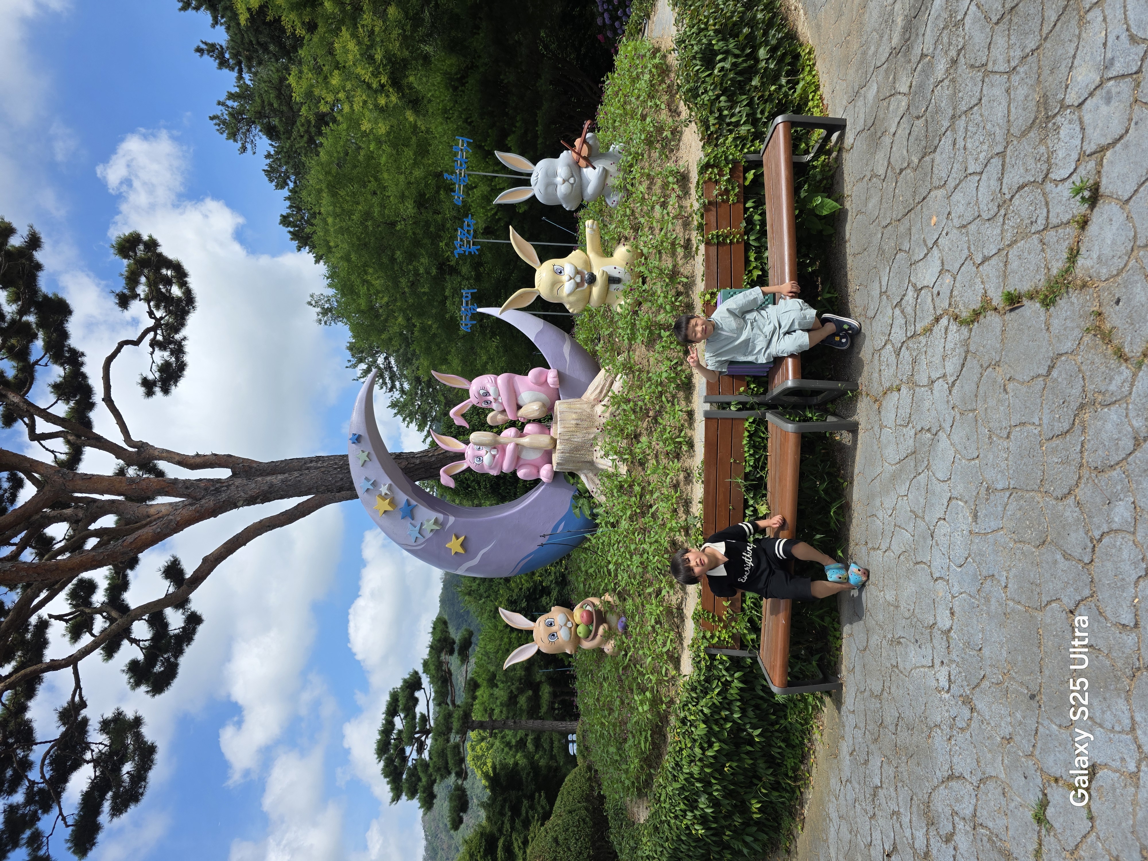 함평생태공원은<br>영광군으로 이사오면서<br>자주 들리는곳이다.<br>물분수도 켜주시고<br>아이들 생태과학관19번에 들어가면<br>이 더운여름을 시원하고<br>다양한 방법으로 즐기는 곳이다.