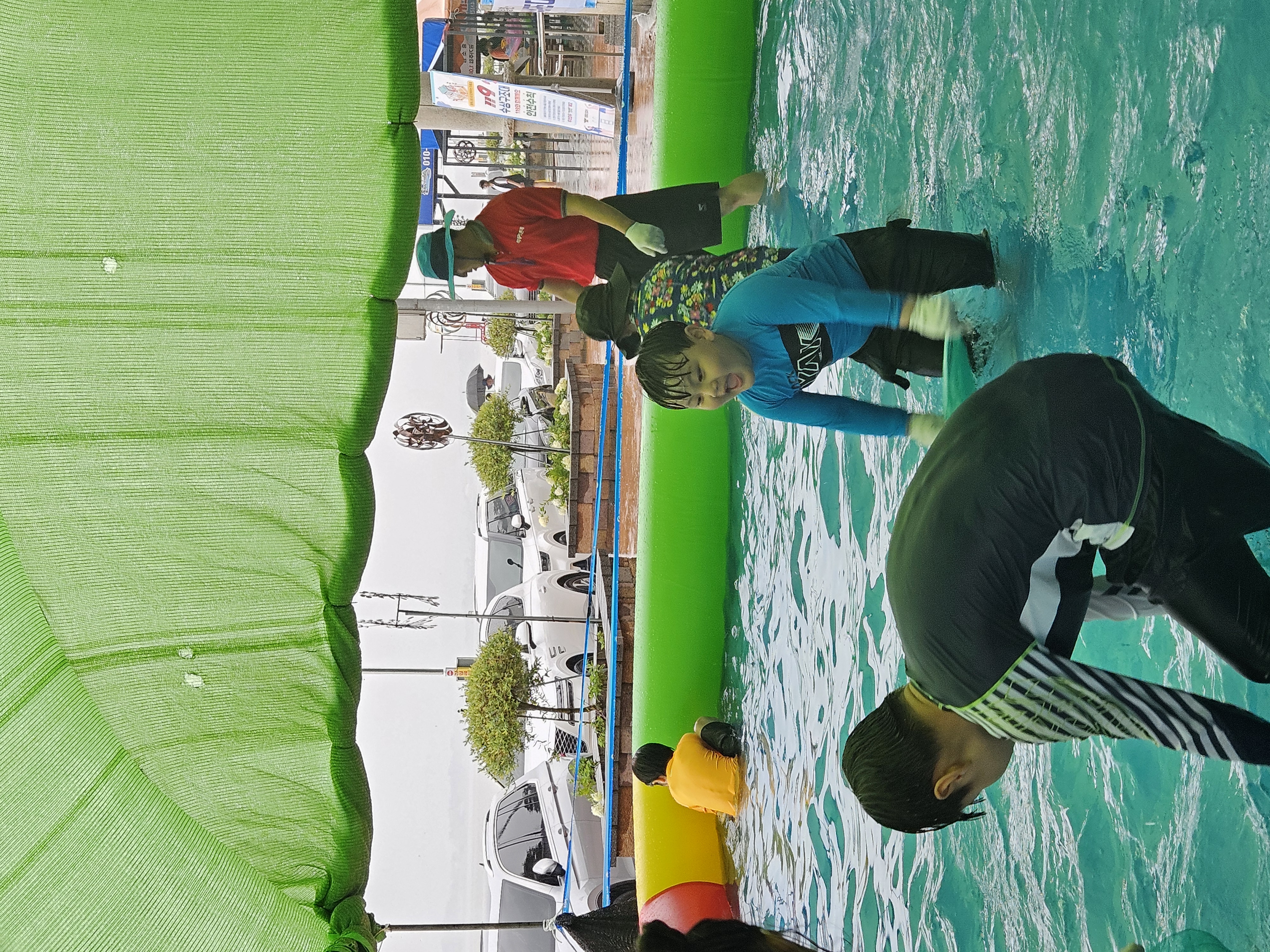 여름 물놀이에 비 쯤이야~