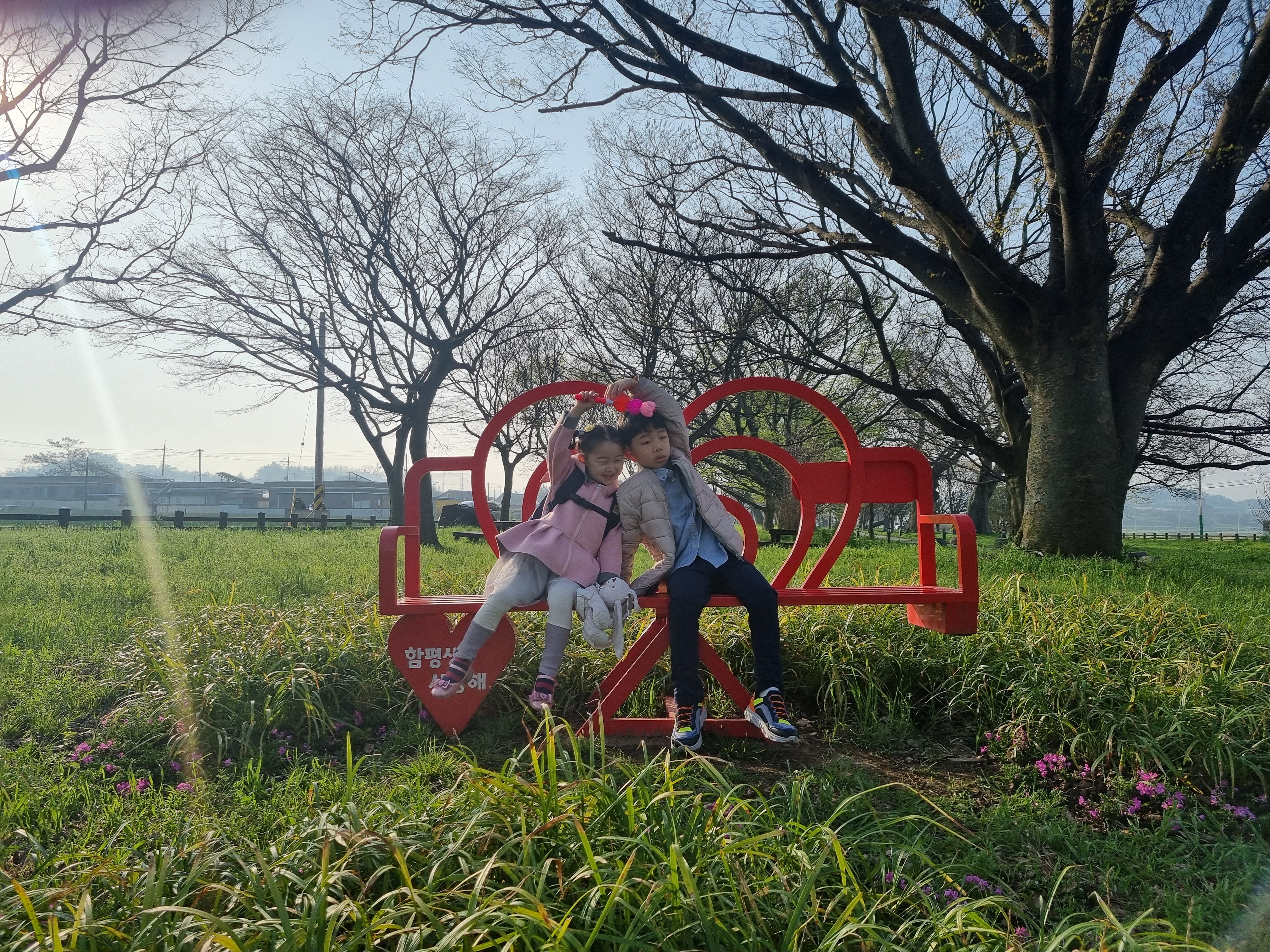 천연기념물 개서어나무가 있는 대동 팽나무 숲에 설치된 하트 그네에서 재미있는 사진을 찍어보았어요^^<br>봄이라 파릇파릇하게 새순이 돋아오르는 개서어나무를 보고 있자니 상쾌한 하루가 시작될 것 만 같던 하루였어요