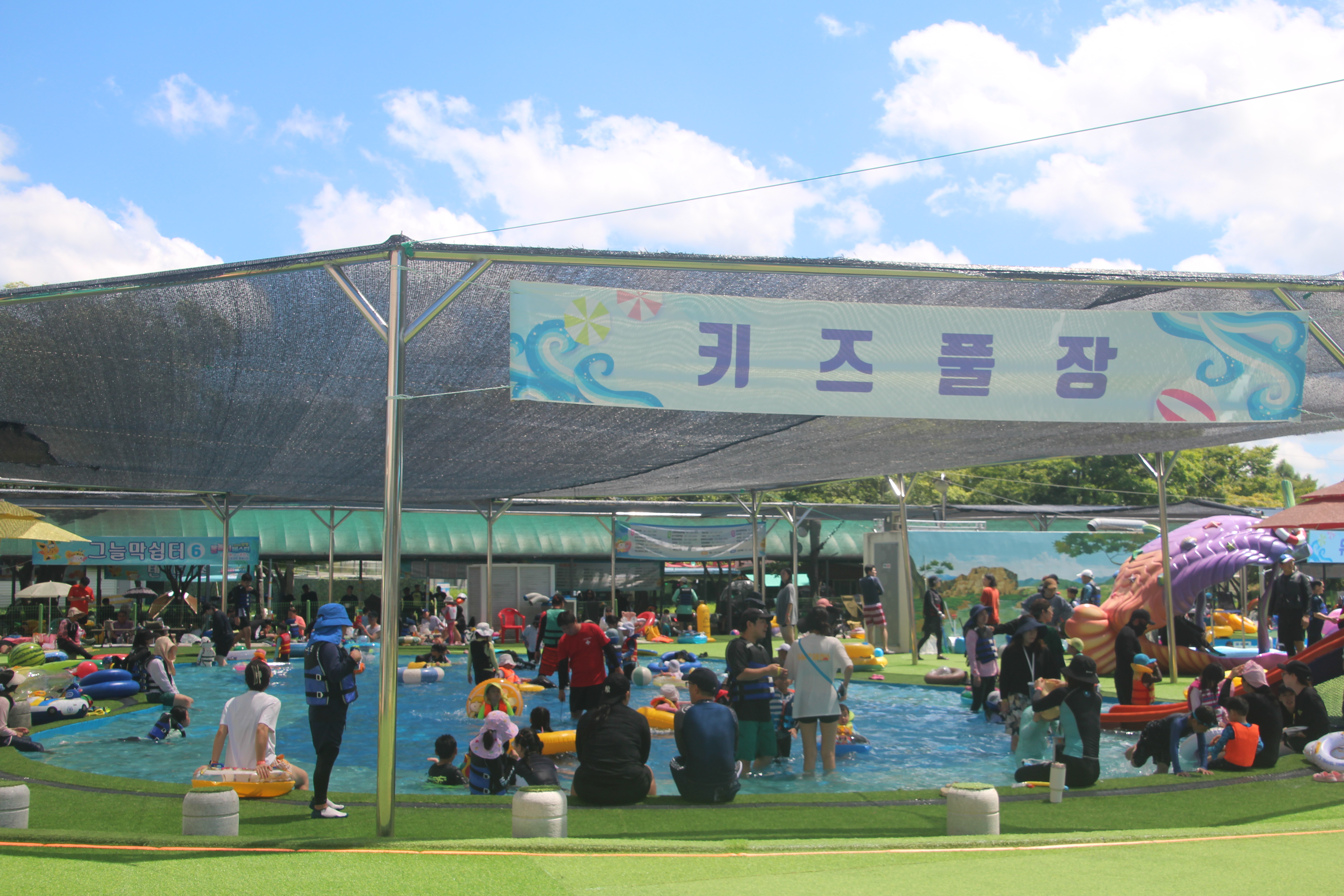 뜨거운 태양을 피하는 여름철의 신나는 여행!!!