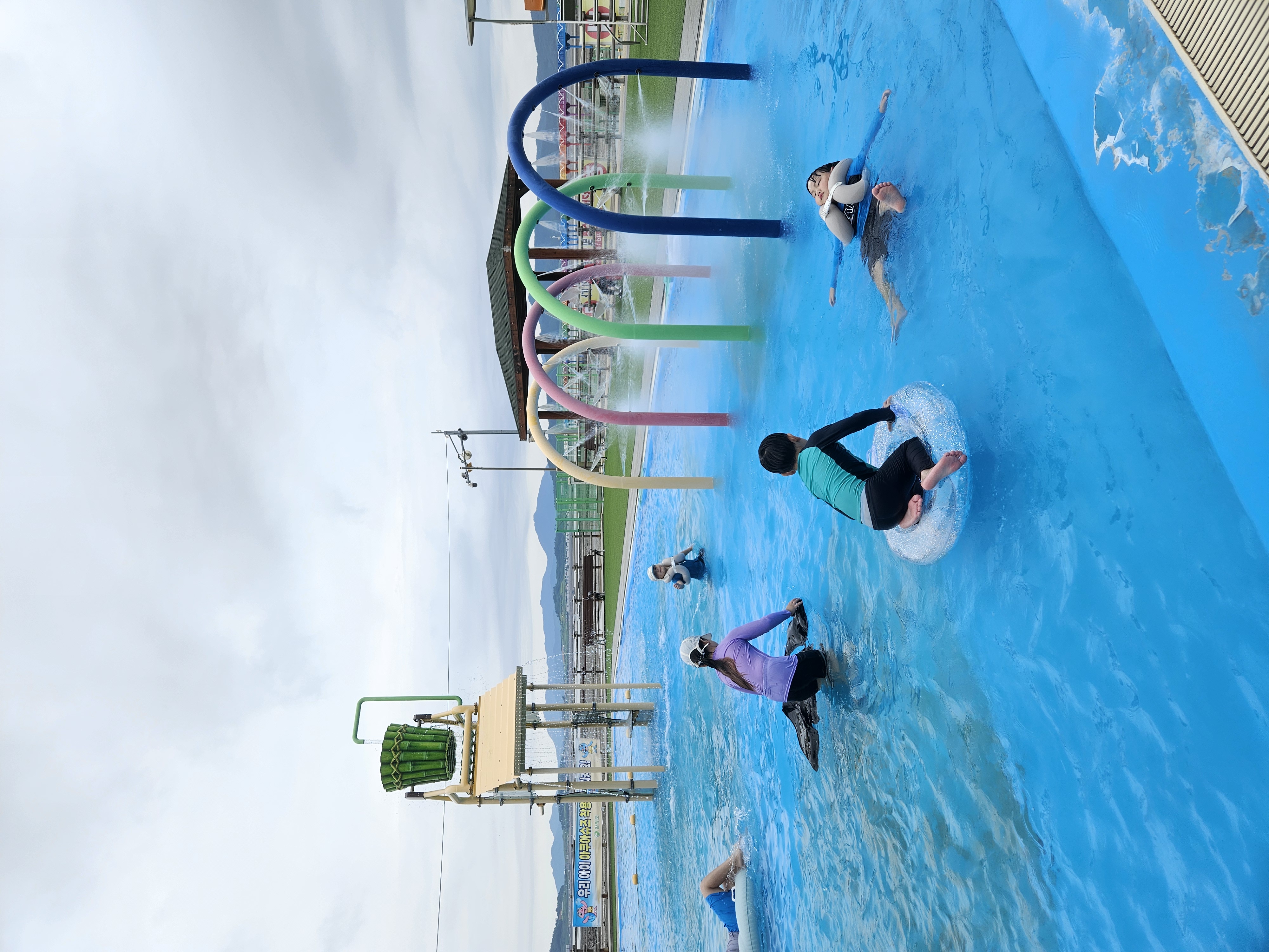 여름 물놀이에 비 쯤이야~