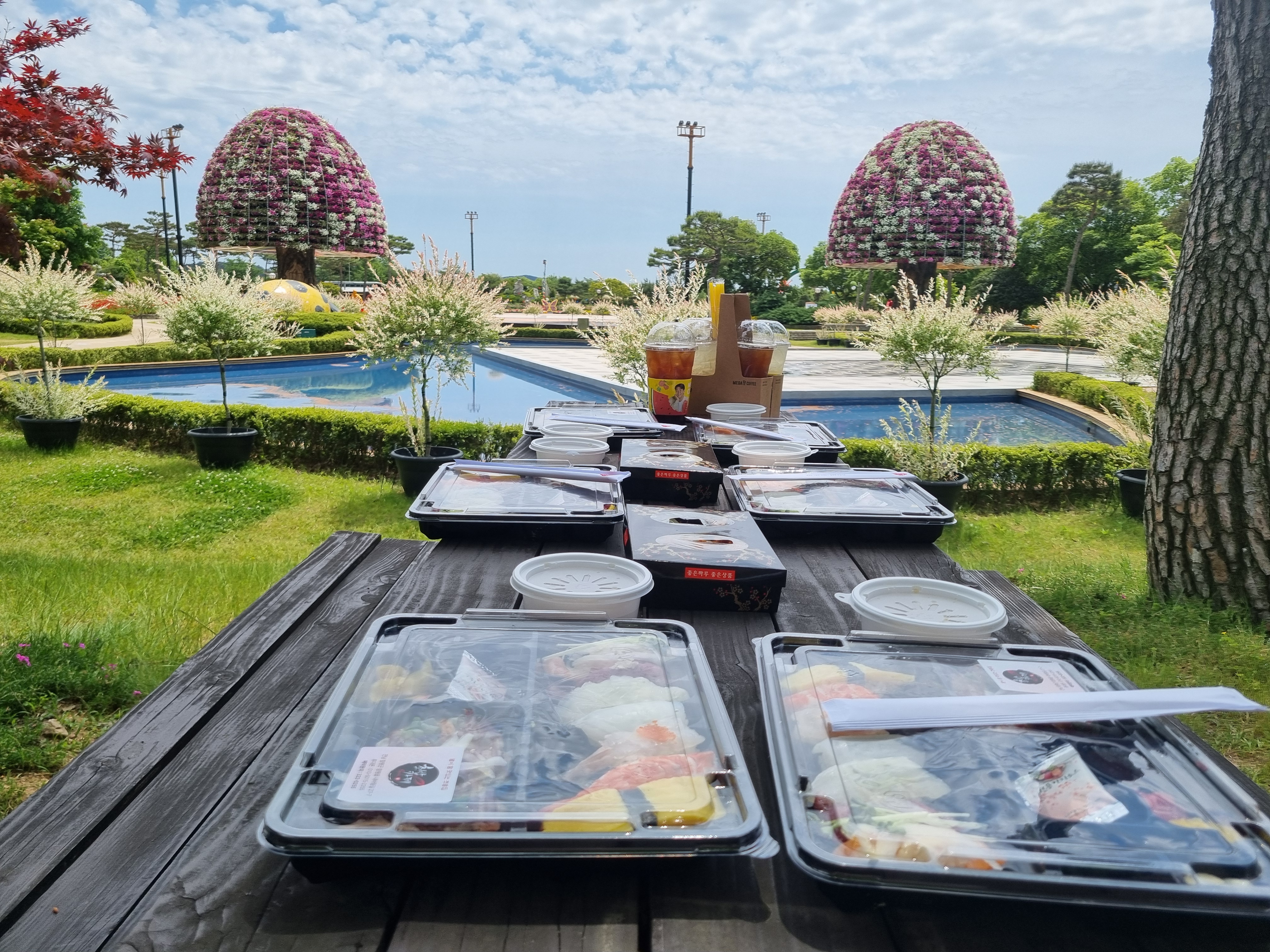 저희는 간단히 피크닉테이블에서 소풍을 온 것처럼 도시락을 먹었습니다.<br>운치있고 멋진 엑스포 공원에서 점심은 자주 오고 싶네요