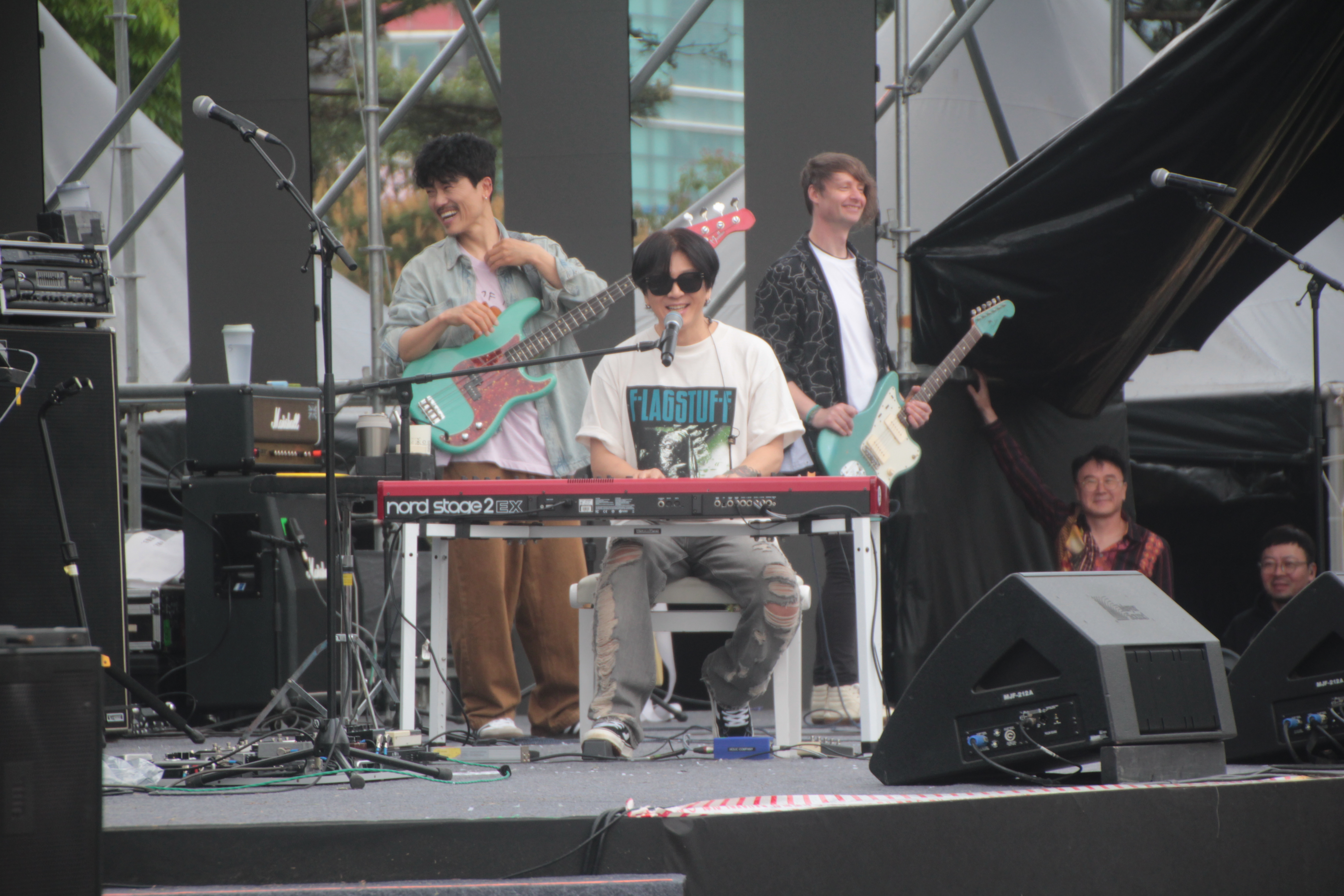 마지막으로 제가 좋아하던 밴드!! 윤도현 밴드의 노래를 많이 들을 수 있어 좋았습니다.<br>축제장 게스트 섭외력!! 최고예요!!<br>매년매년 업그레이드 되어가는 축제... 국화축제때도 기대하겠습니다!!