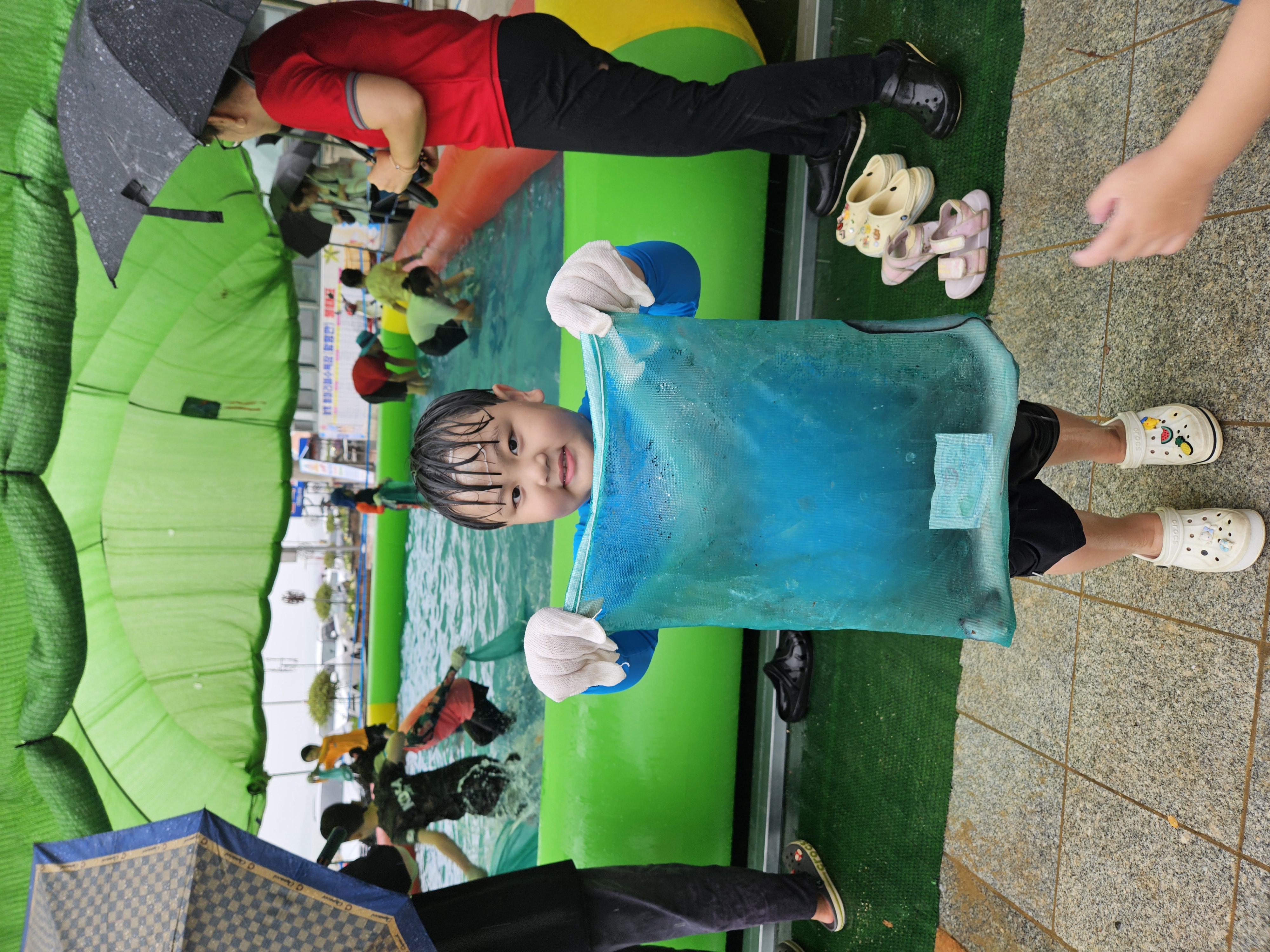 여름 물놀이에 비 쯤이야~