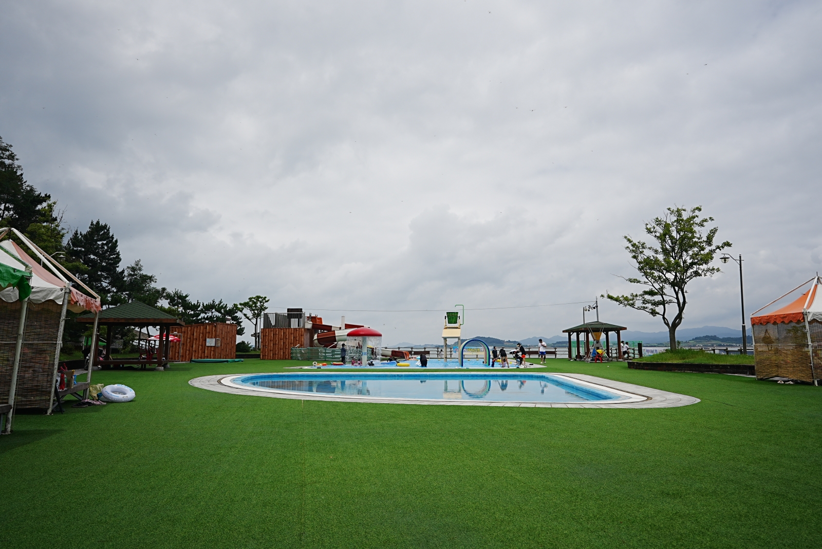 물이 쏟아지는 시원한 어린이 놀이터