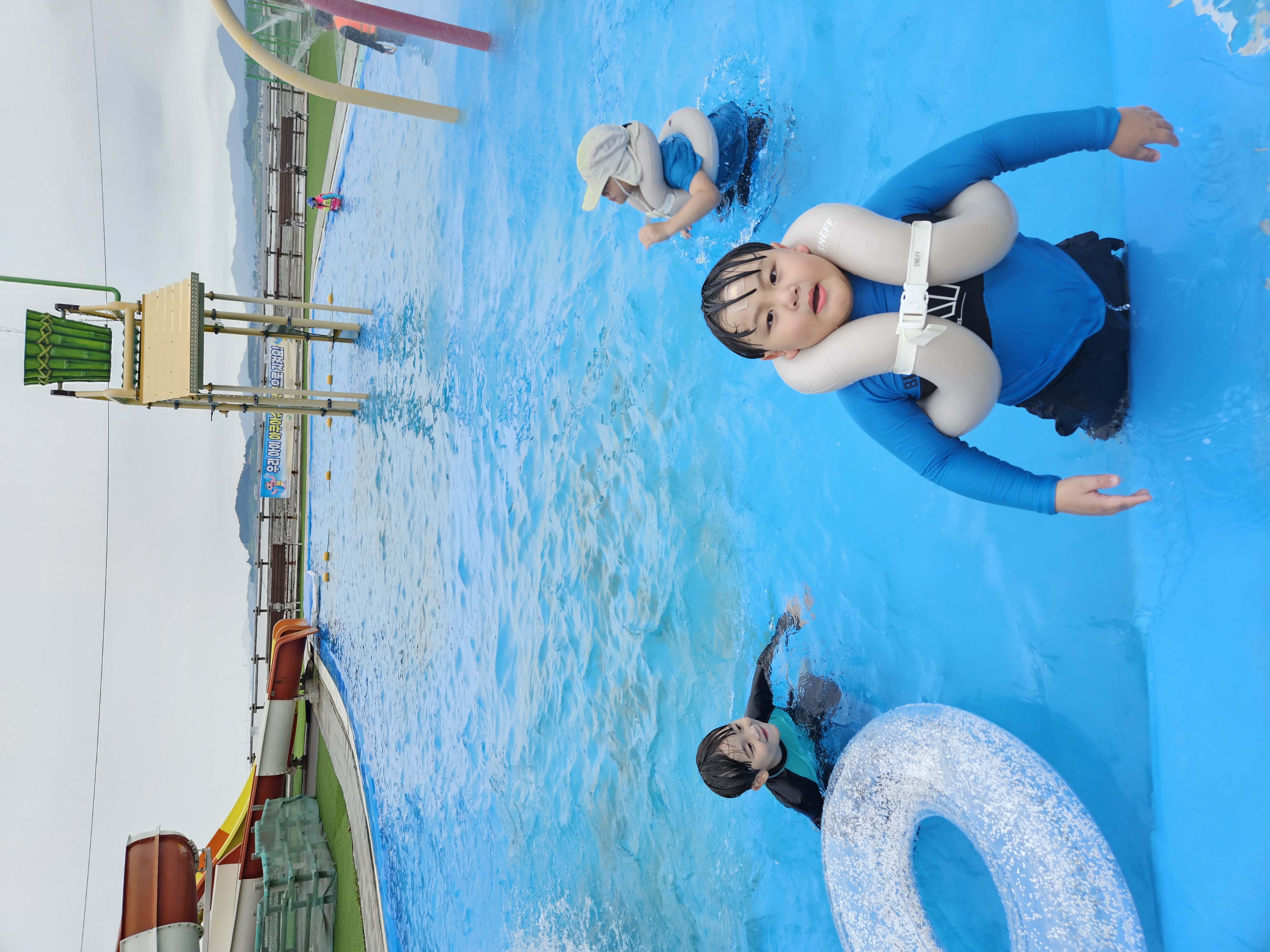 여름 물놀이에 비 쯤이야~