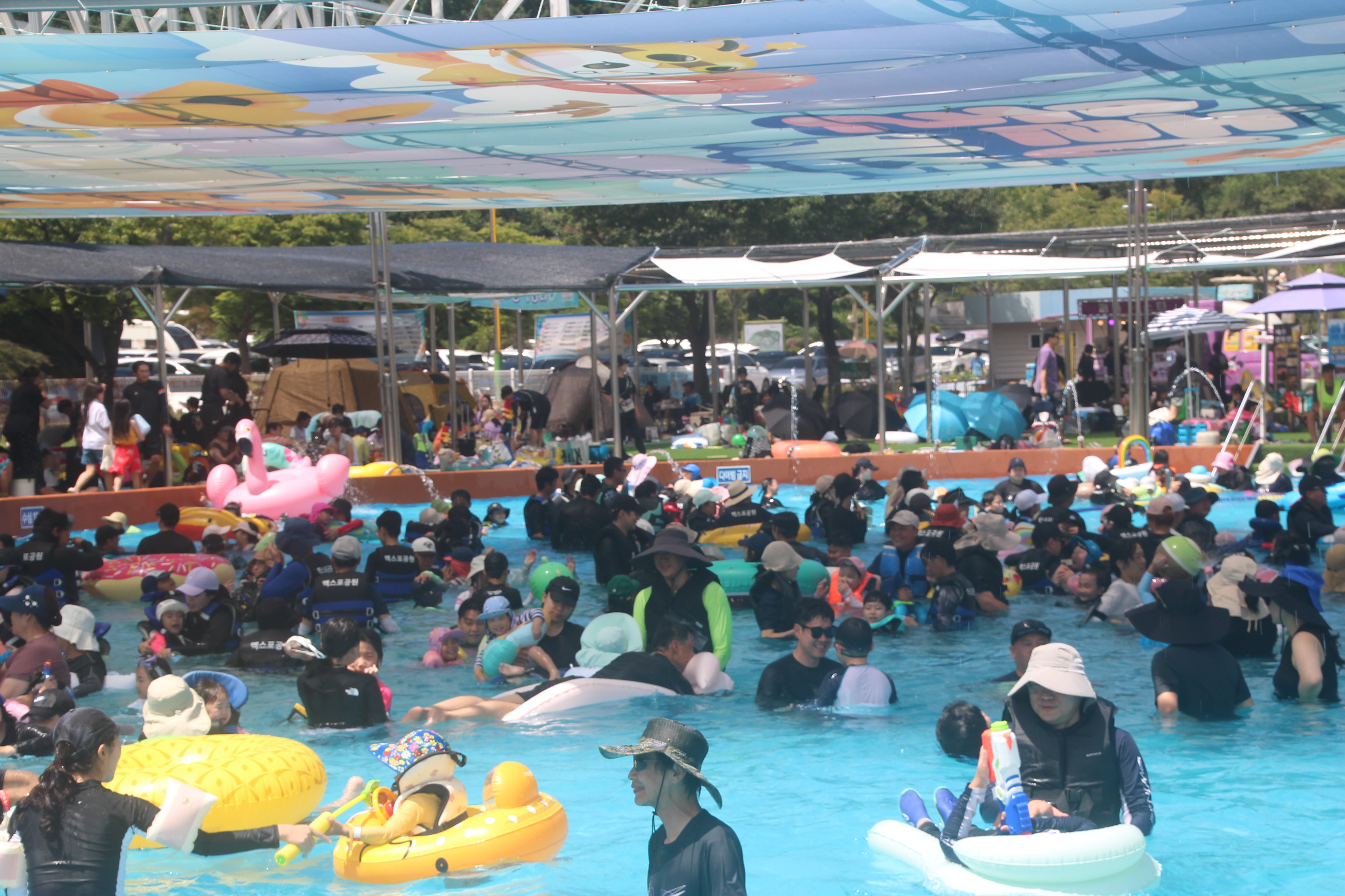 뜨거운 태양을 피하는 여름철의 신나는 여행!!!