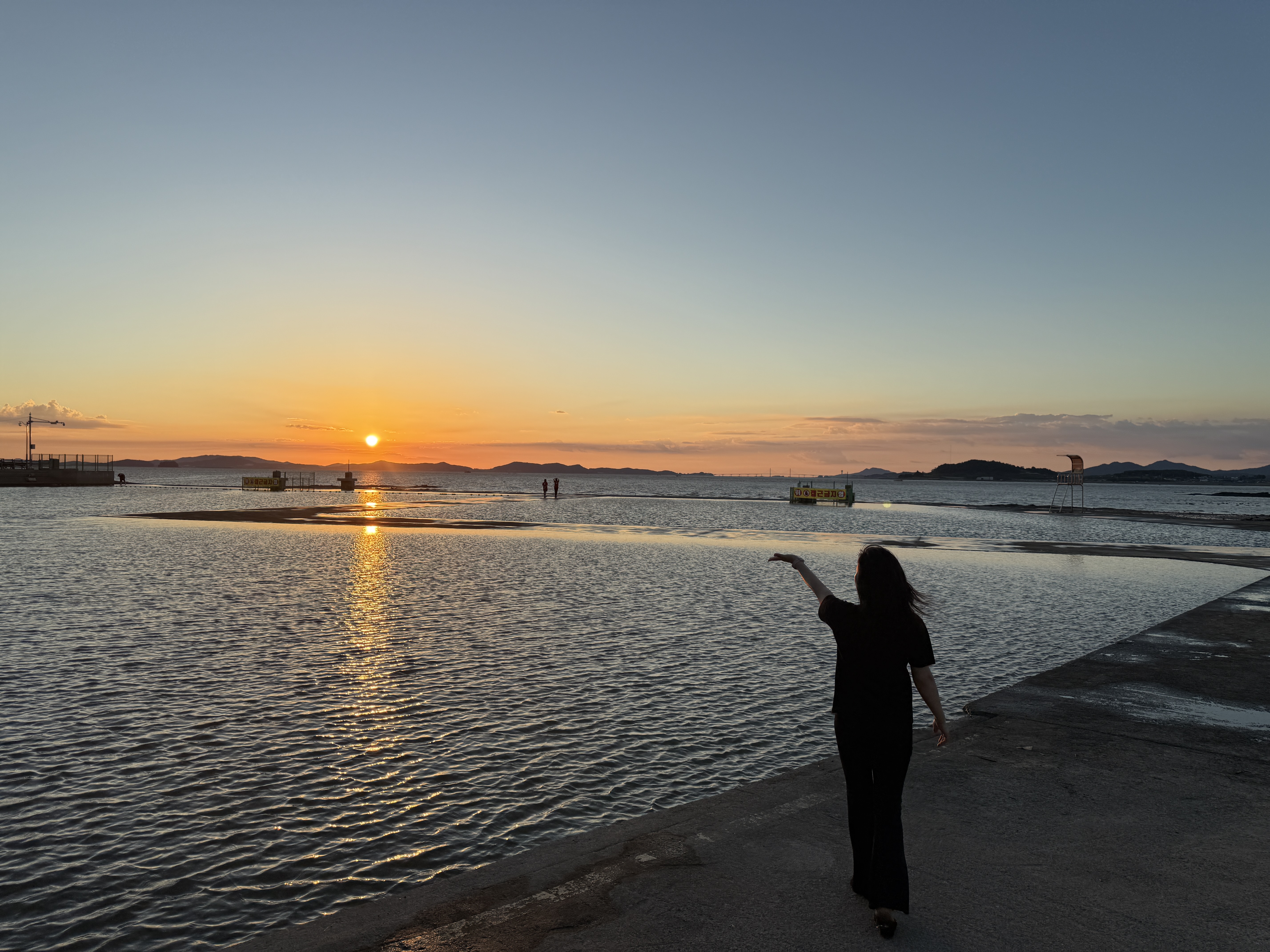 시원한 해질녁 바닷가 돌머리