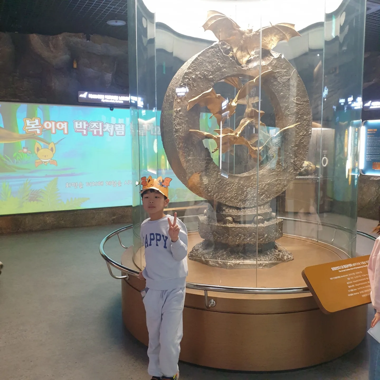 기존에는 접근성이 떨어져서 사실 몇번밖에 보질 못했는데<br>축제장 내로 왔다고 해서 가봤어요<br>아이들은 이곳을 가보고 싶다고 했는데 다리아프다고 못갔는데<br>이제는 가까운데다 상시로 올 수 있다고 하니 매우 감사하네요<br>황금의 기운을 받아 가면서 기분이 너무 좋아요^^