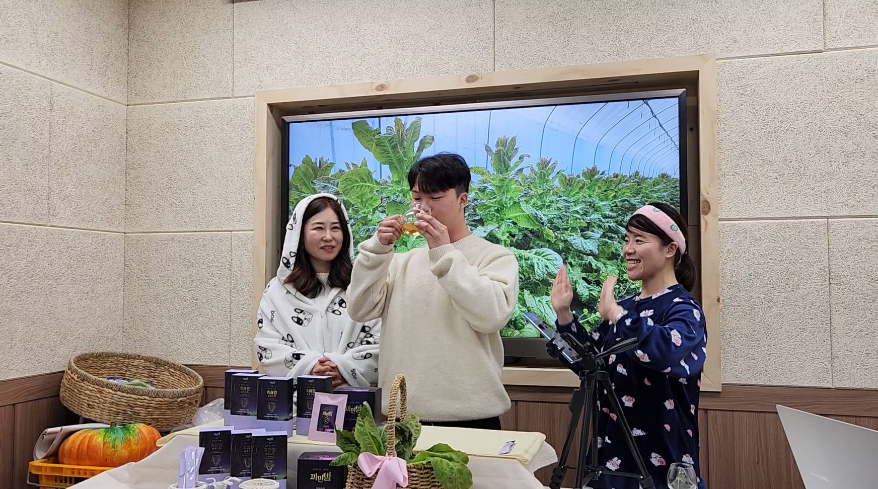 라이브커머스방송을 진행중... 우리 함께 해요!