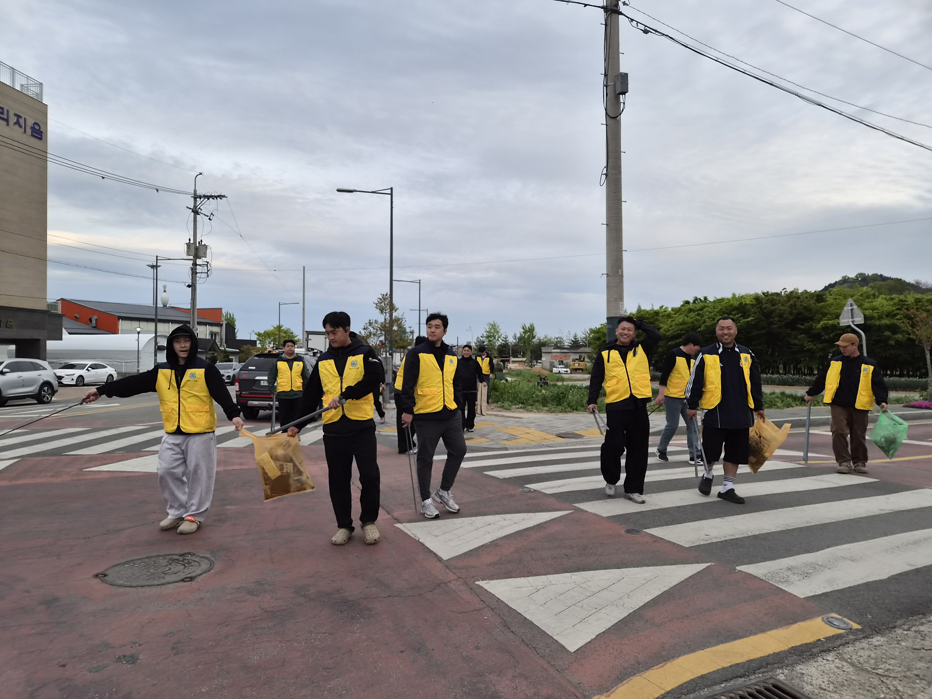 “쓰레기 줍고 지구 살리고”…함평군4-H연합회, 나비대축제 기간 환경정화 활동·탄소중립 실천 캠페인 전개