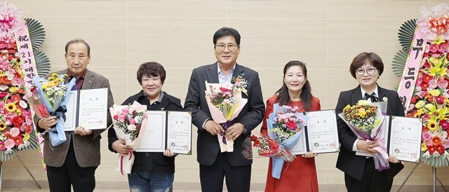 국화(菊花)로 피운 예술혼, 나눔의 향기로 번지다