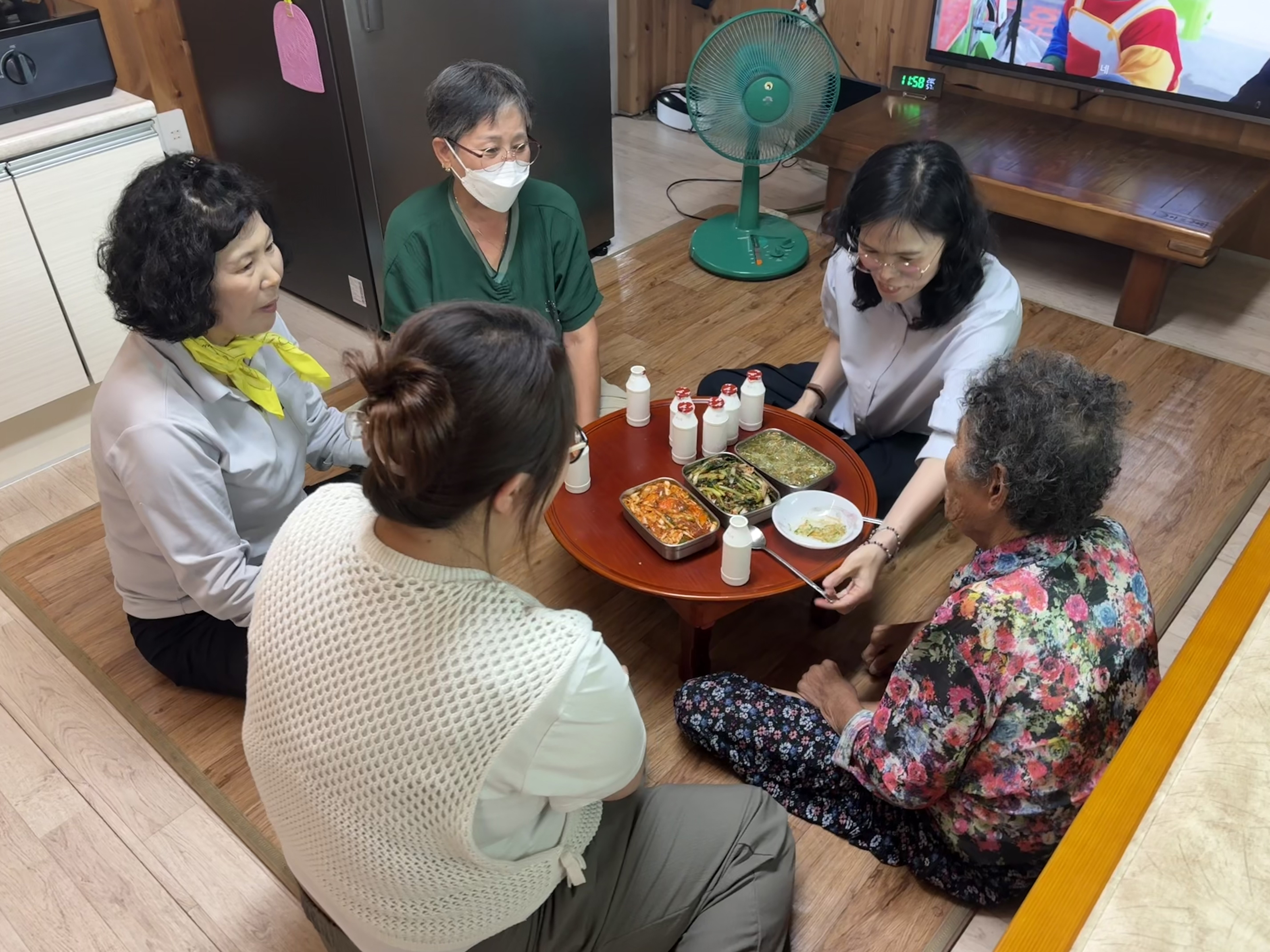 “이웃 사랑 실천”…함평군 손불면 여성자원봉사회, 저소득 어르신에 밑반찬 전달
