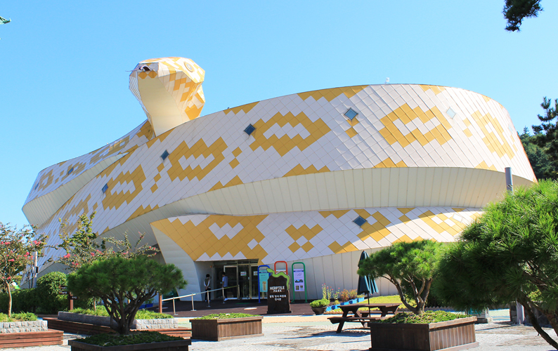 함평군 함평양서파충류생태공원, ‘뱀 허물 만지기’ 이색 체험 ‘호평’