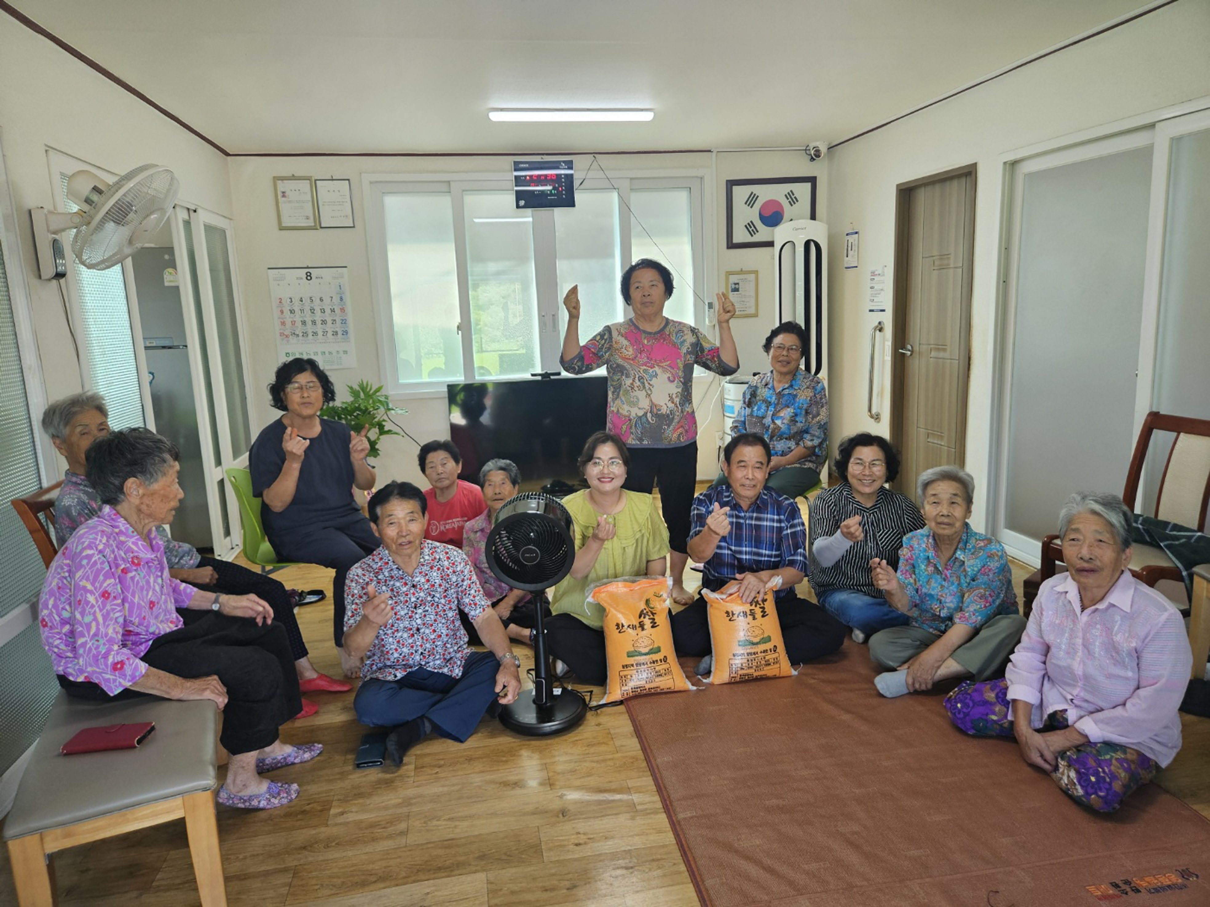 함평군 신광면, 관내 경로당 32개소에 공기순환기·기부 쌀 전달…폭염에 어르신 보호 강화