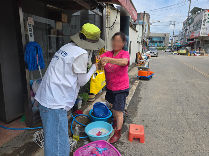 수해 지역에 활기를…함평군, ‘구석구석’ 방역 소독 나서