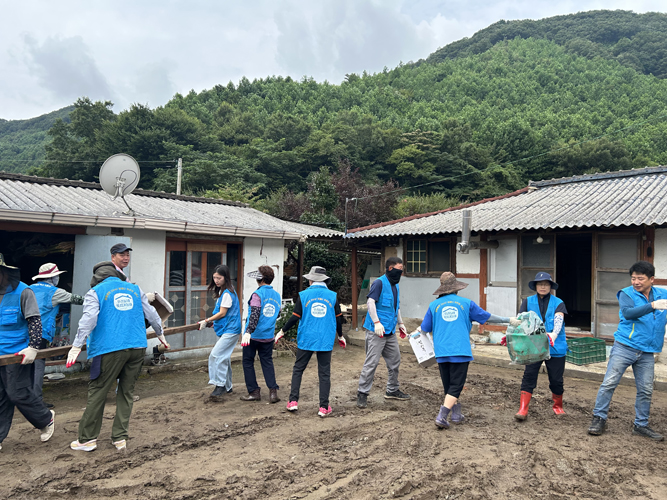 수해 현장에 따뜻한 손길...함평군 나산면 복지기동대, 침수 피해 복구 지원 나서