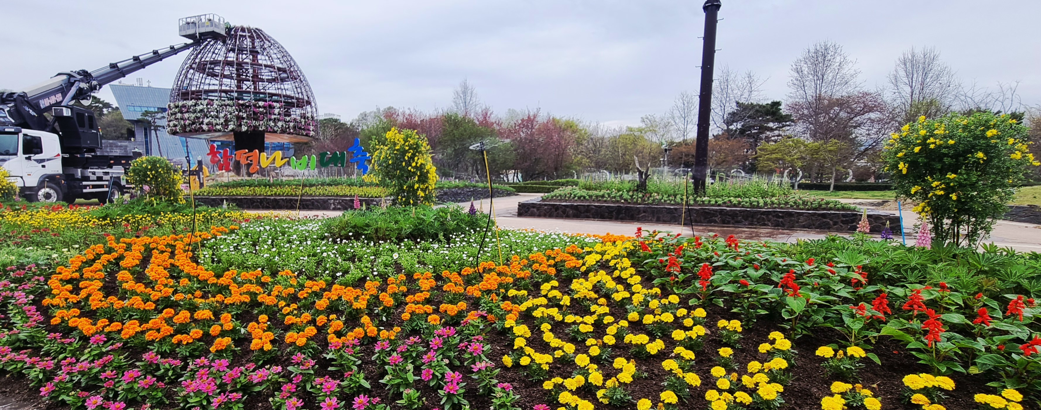 함평군, 나비대축제 개막 앞두고 ‘대형 꽃탑’ 설치