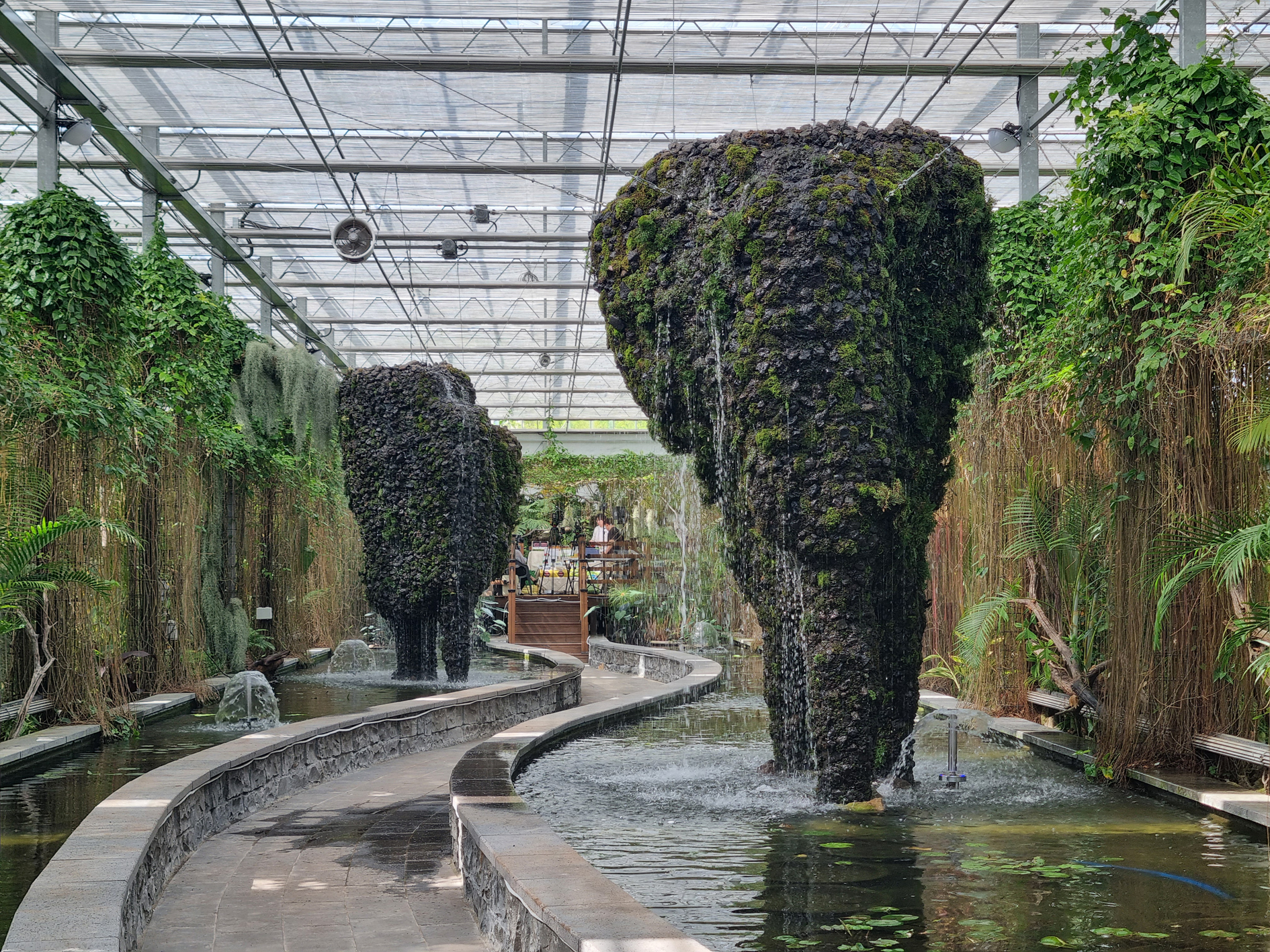 “시선 집중”…제28회 함평나비대축제 수생식물관 정글경관, 신비로운 연출로 관람객 발길 이어져