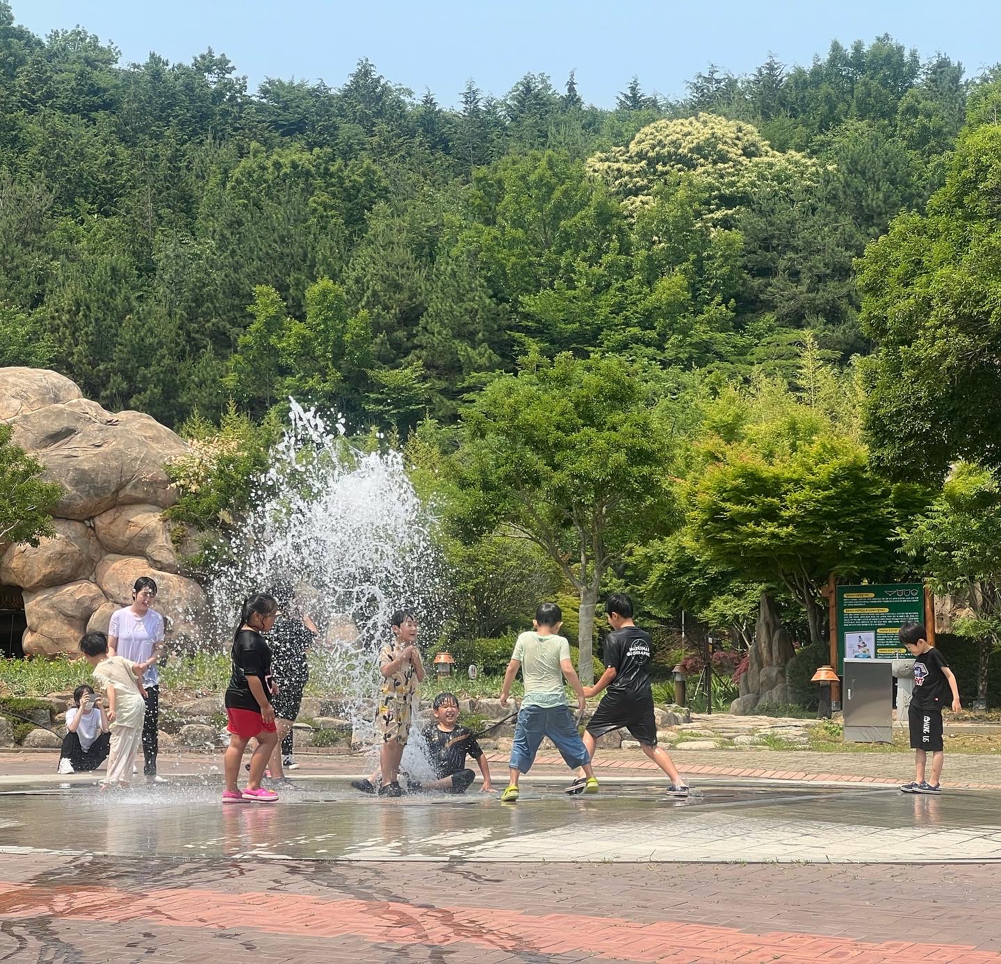 여름 공원 피서지 바닥분수 광장