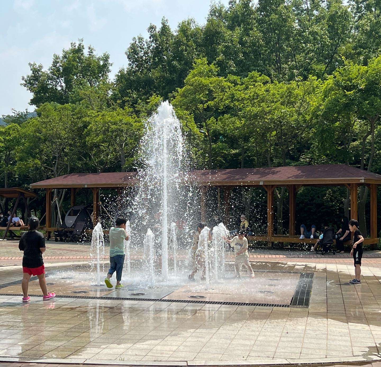 여름 공원 피서지 바닥분수 광장