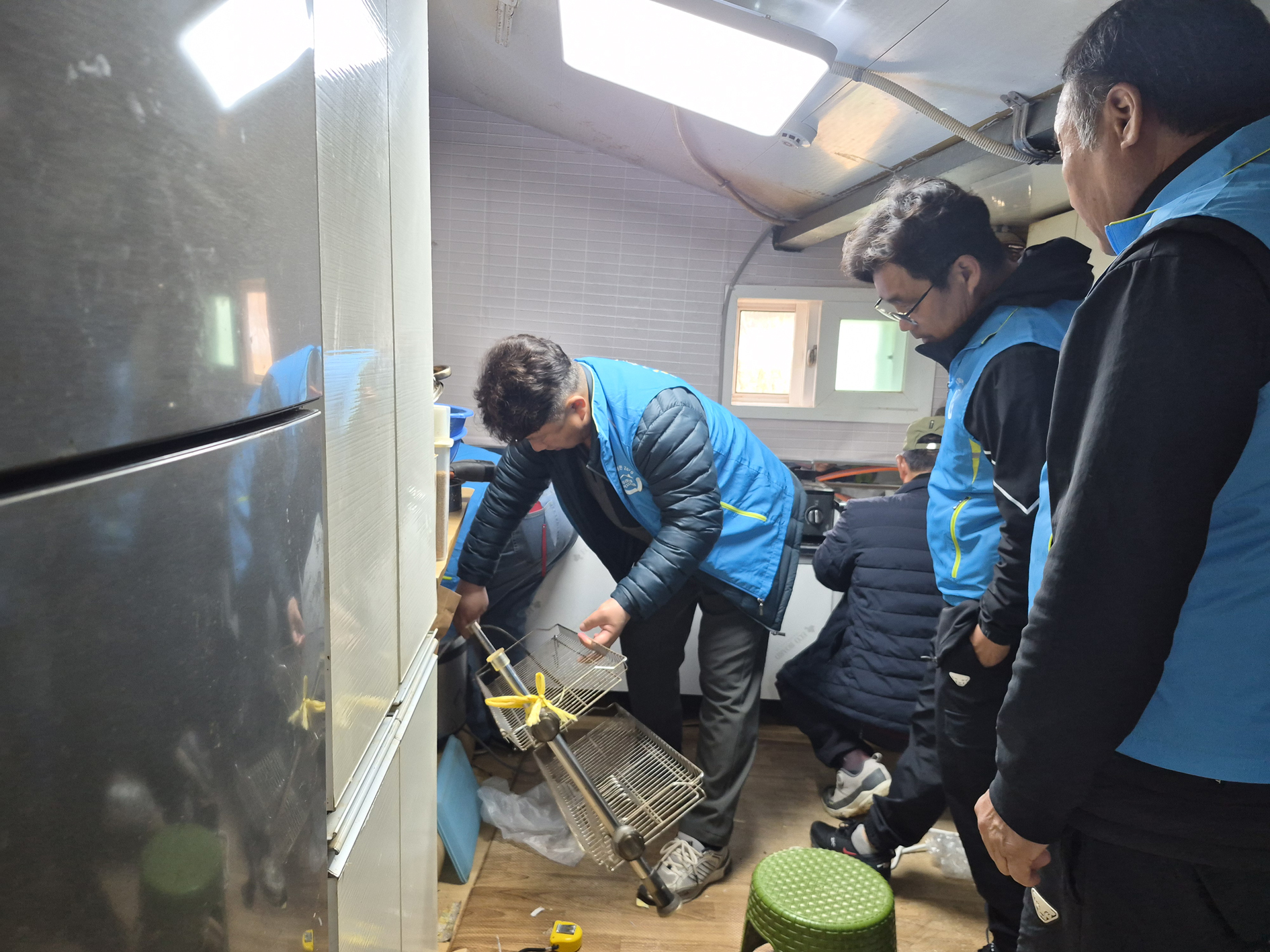 “우리 동네 맥가이버가 떴다!”…함평군 신광면 복지기동대, 독거노인 주거환경 개선 ‘구슬땀’