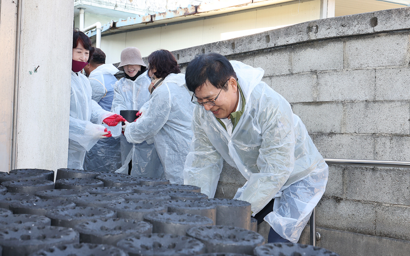 함평로타리클럽, 이웃에 온기 전해…사랑의 연탄 나눔 봉사 성료